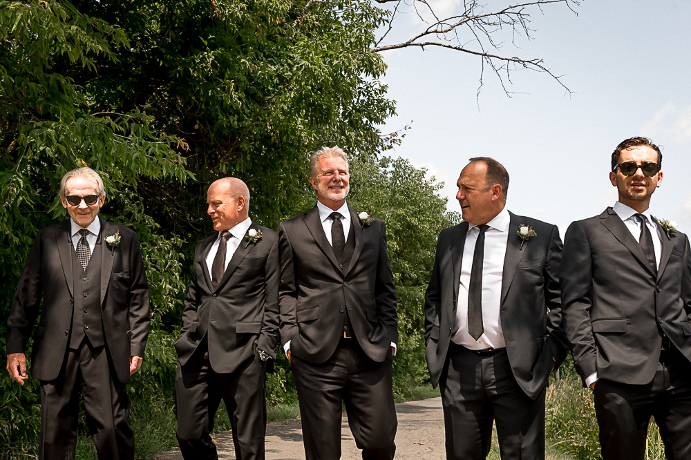 groomsmen journalistic photo