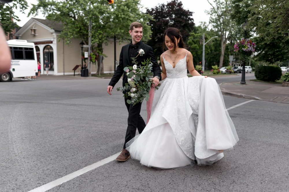 bride groom walking in Niagara