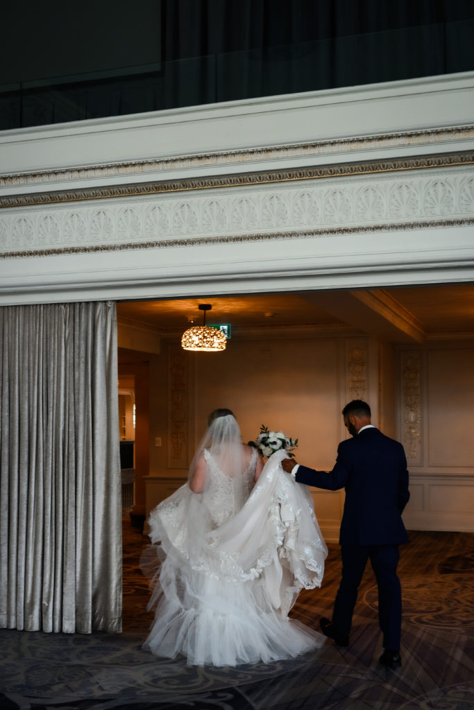 wedding portraits in the omni king edward hotel